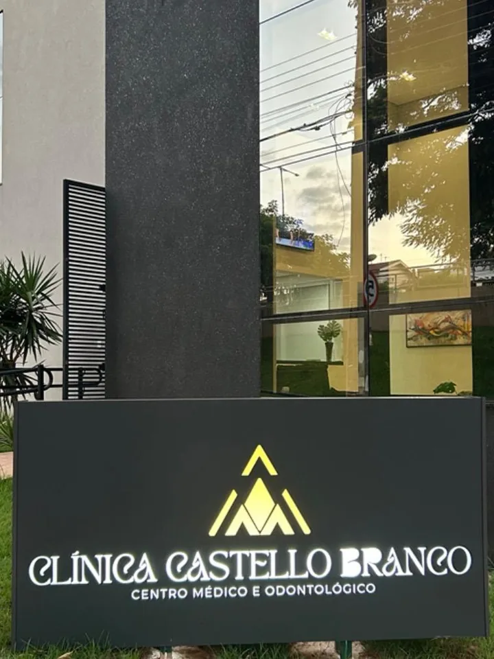Fachada da Clínica Castello Branco, com o letreiro iluminado na entrada