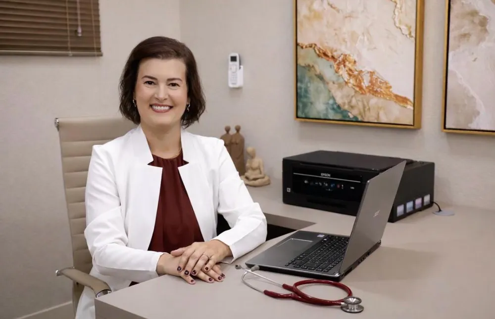 Dra. Carolina Castello Branco em seu consultório